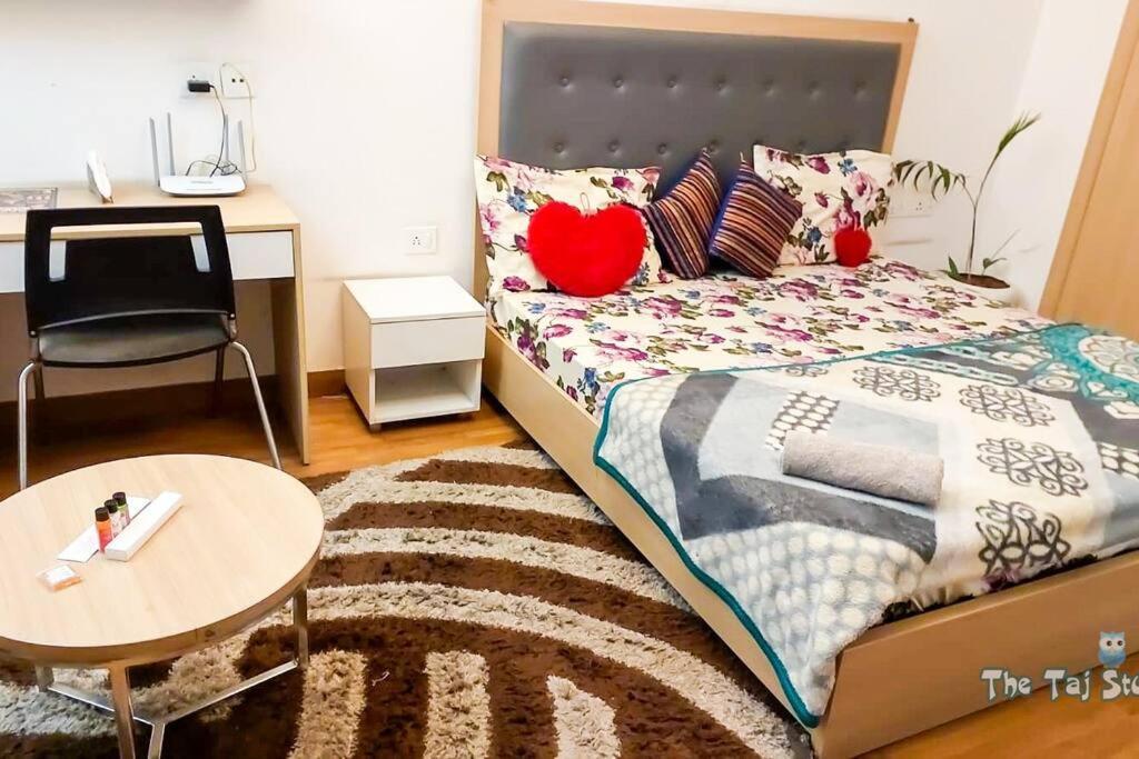 Top Luxury & Couple Friendly Stay Gp By Taj Suites & Studios #New Year Party & Stay Noida Exterior foto