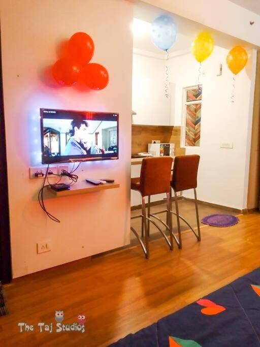 Top Luxury & Couple Friendly Stay Gp By Taj Suites & Studios #New Year Party & Stay Noida Exterior foto