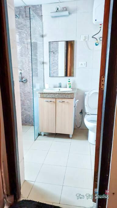 Top Luxury & Couple Friendly Stay Gp By Taj Suites & Studios #New Year Party & Stay Noida Exterior foto