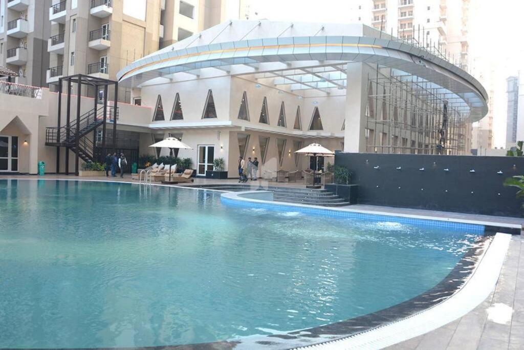 Top Luxury & Couple Friendly Stay Gp By Taj Suites & Studios #New Year Party & Stay Noida Exterior foto