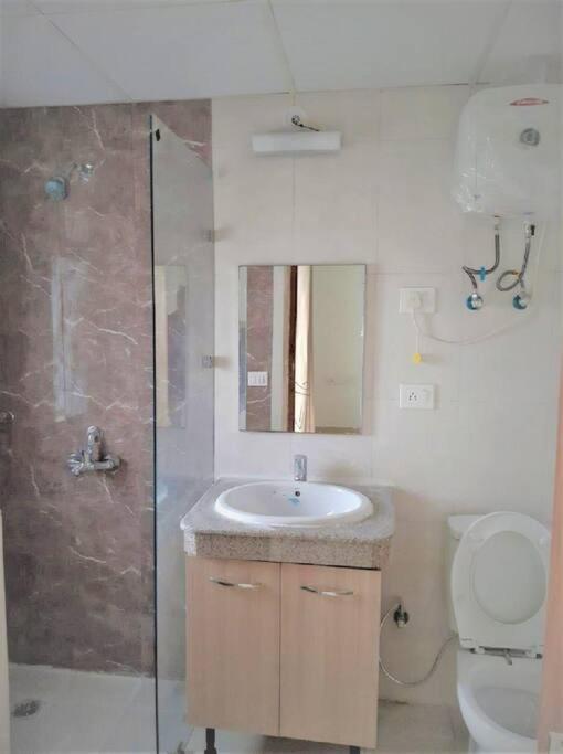 Top Luxury & Couple Friendly Stay Gp By Taj Suites & Studios #New Year Party & Stay Noida Exterior foto